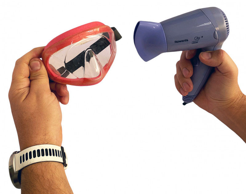 Если после прижатия к лицу остаются щели по углам маски, берем горячий фен, греем корпус и теплую маску прижимаем к лицу. Постепенно маска должна занять форму, подходящую под лицо владельца.