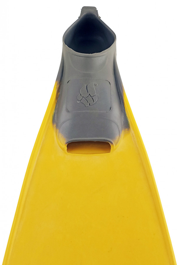 На верхней поверхности калоши нанесен фирменный логотип, а отверстие в носке позволяет легко снимать и одевать ласты.