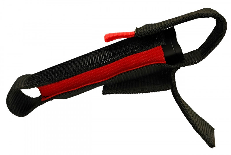 Благодаря жесткой и прочной кордуре содержимое едва ли пострадает при контакте с внешними предметами.