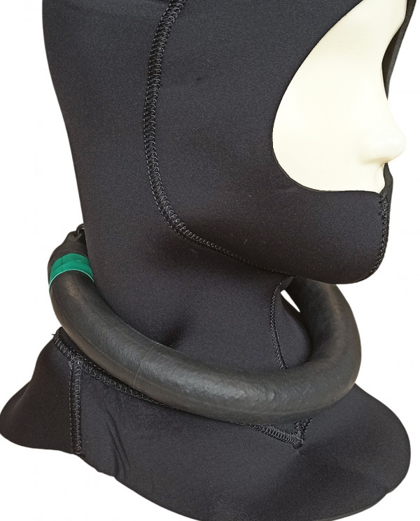 Ошейник удобно располагается на шее фридайвера, его использование заметно увеличивает дальность свободного скольжения под водой.