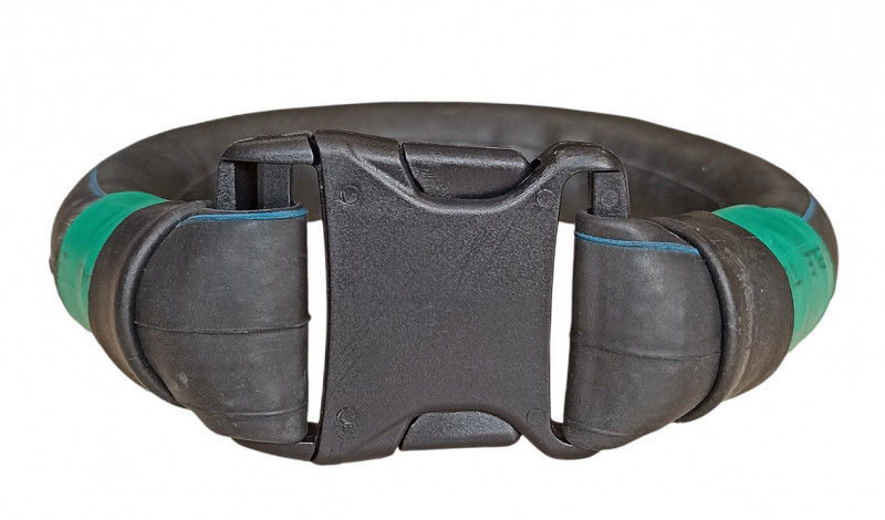 Крепится на шее ныряльщика при помощи пластиковой застежки фастекс.