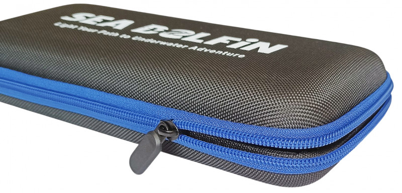 Закрывается на надежную молнию с одной собачкой.