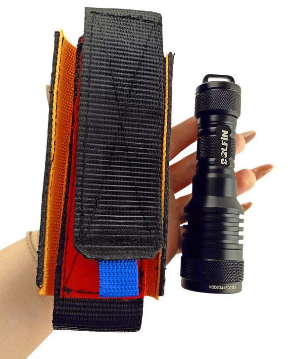 Практичный и надежный карман для безопасного хранения запасного фонаря во время погружений, а может быть и других важных для вас аксессуаров.