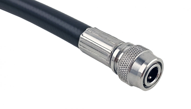 С другой стороны шланга - традиционное быстросъемное соединение для подключения поддува компенсатора плавучести или сухого гидрокостюма.