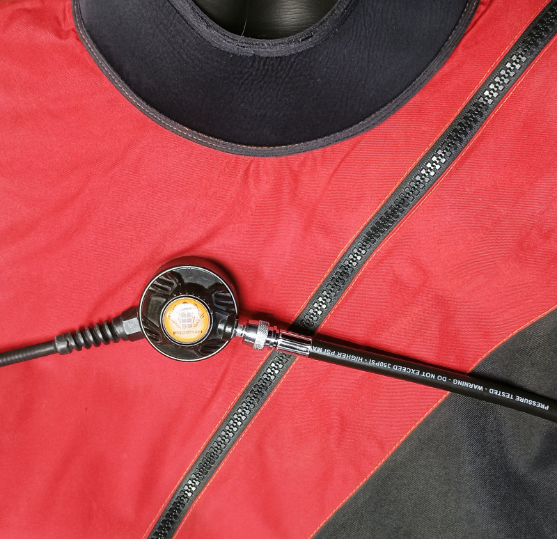 Легко подключается к большинству современных клапанов поддува сухого костюма.