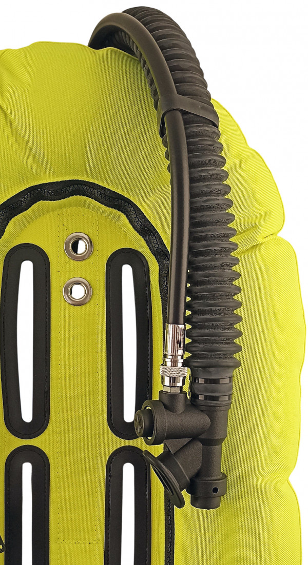 Легко подключается к большинству современных жилетов и крыльев для дайвинга.