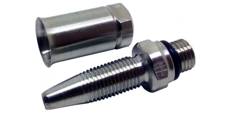 ПЕРВОЕ: отрезаем резиновый шланг со стороны первой ступени по нужной длине. ВТОРОЕ: разбираем штуцер на две составляющие части («папу» и «маму»). ТРЕТЬЕ: накручиваем «маму» на срез резинового шланга до упора во внутренний бортик, внимание резьба обратная. ЧЕТВЕРТОЕ: в установленную на срезанный шланг «маму» вкручиваем «папу», создавая поначалу сверху нужное давление, при этом конус папы можно немного смазать для упрощения захода в шланг.