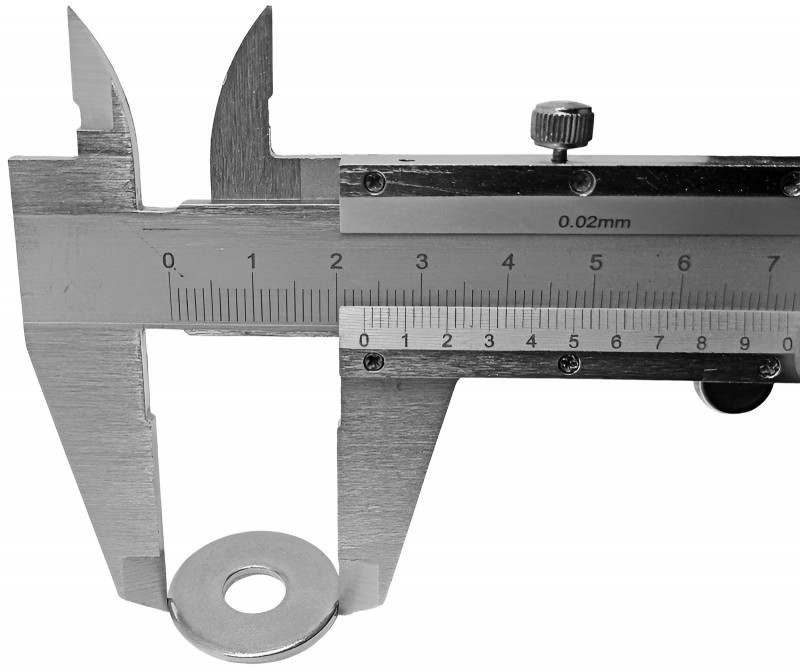 Диаметр стальной шайбы около - 2.3см.