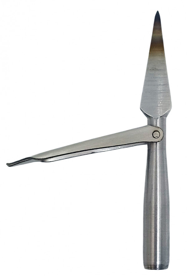 Один прочный и достаточно широкий откидной флажок. Максимальный угол раскрытия лепестка ближе к 90 градусам.