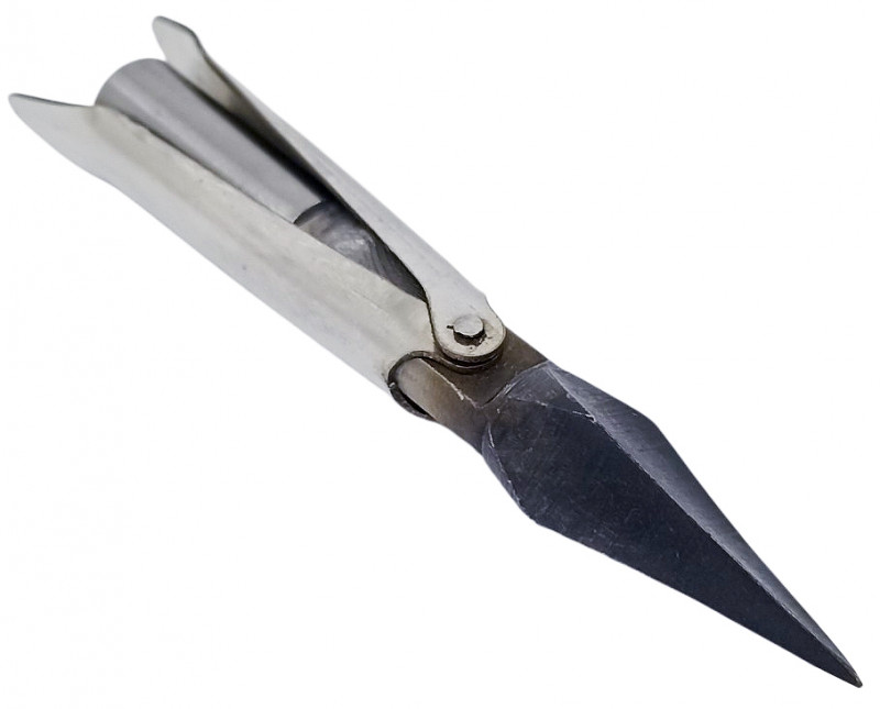 Четырехгранное оголовье глубокой фрезеровки с острыми ребрами, для минимальной сопротивляемости в водной среде обладает высокой проникающей способностью, ударная часть наконечника закалена, благодаря чему дольше остается острой.