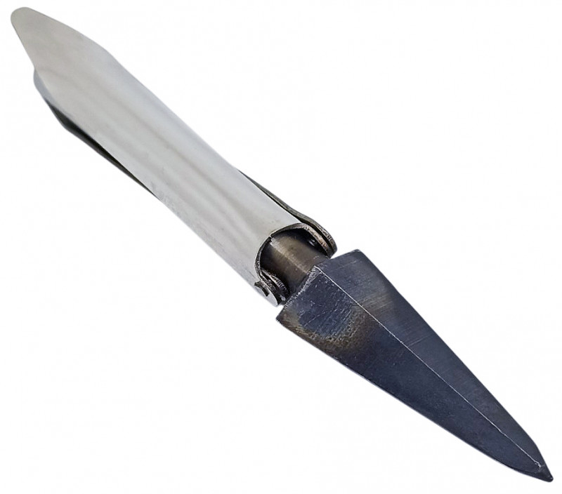 Оголовье наконечника исполнено в виде плоского клинка ножевого типа, ударная часть наконечника закалена, благодаря чему дольше остается острой.