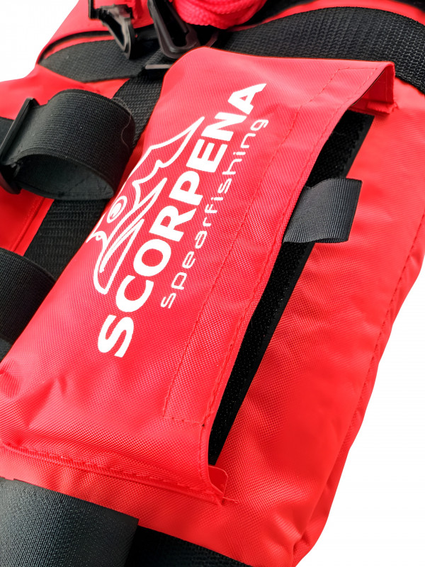 На верху плотика расположены 2 объемных кармана на «липучках» (глубина примерно 10см, ширина около 15см) - для ножей, фонарей, мелких инструментов.