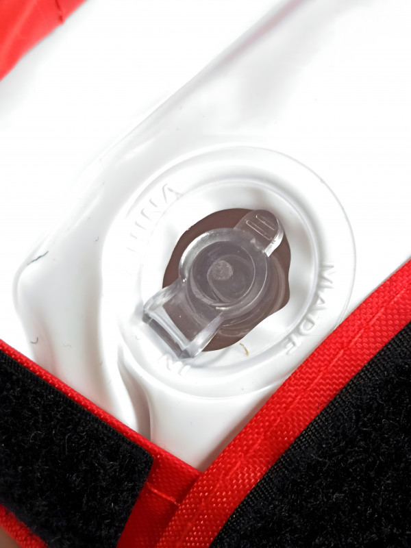 Надувается без использования насосов и дополнительного оборудования, что безусловно является преимуществом при транспортировке.