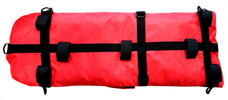 На дне буя расположены 8 пластиковых D-колец, 7 ремешков на липучках для закрепления ружья или иного инвентаря. А три поперечных ряда тесьмы (ширина 3см) и один продольный - предотвращают деформацию при нагрузках.