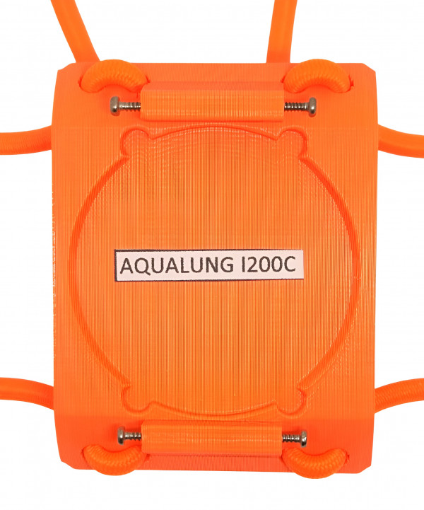 Компьютер крепится в держателе с помощью 4 нержавеющих болтов, которые идут в комплекте с держателем.