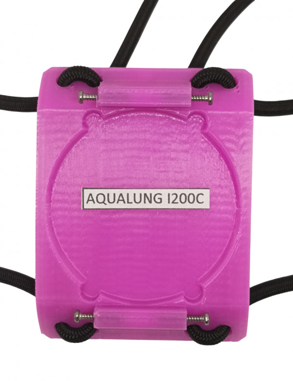 Компьютер крепится в держателе с помощью 4 болтов.