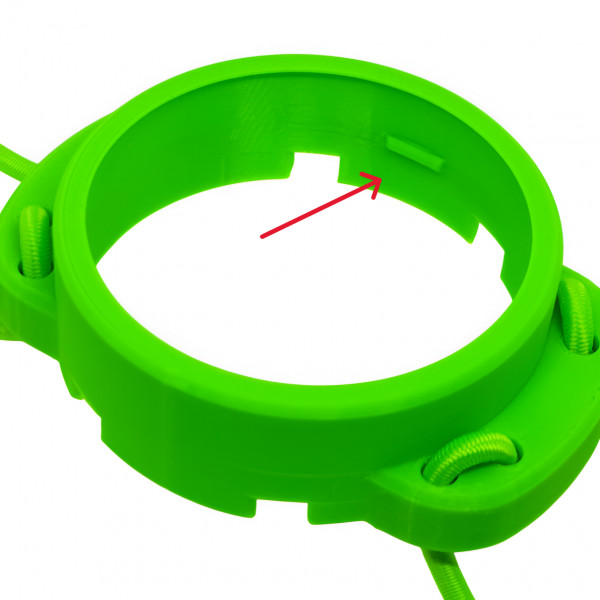 Компьютер крепится в держателе с помощью двух защелок по бокам.