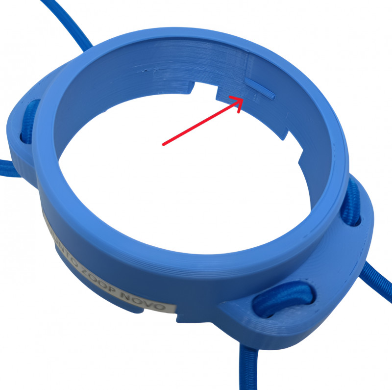 Компьютер крепится в держателе с помощью двух защелок по бокам.