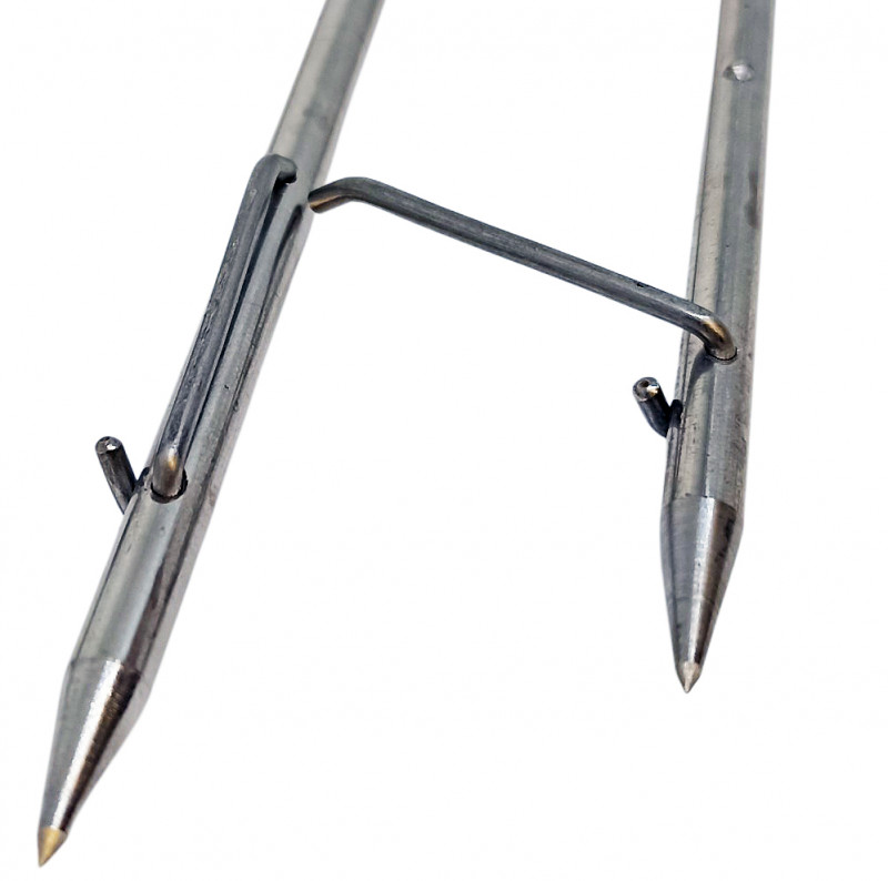 Флажок представляет собой загнутый прочный прут, вставленный в отверстие на острие.