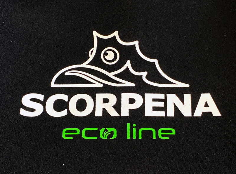 На спине фирменный логотип компании SCORPENA.