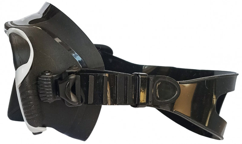 Гибкие крепления пряжек к силиконовому корпусу маски сложатся, как боковые зеркала у автомобиля, при механическом воздействии на них.