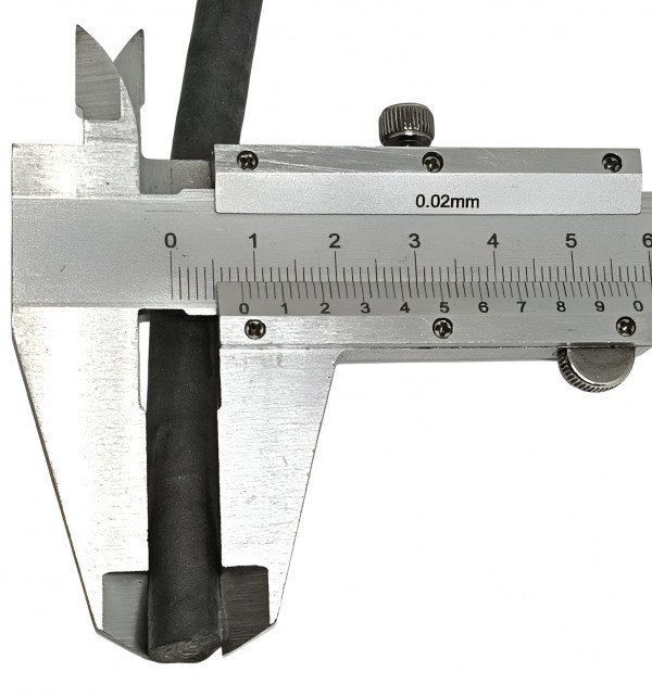 Диаметр около 8мм. Не дубеет в холодной воде, не становится «размазней» в тепле.