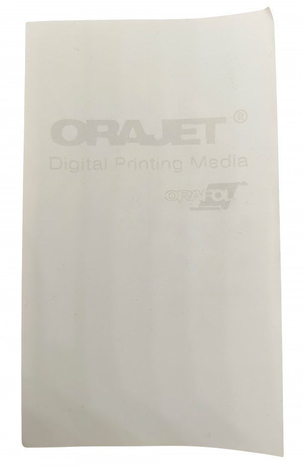 Обратная сторона наклейки. Клейкий слой с улучшенной адгезией позволяет легко и надежно зафиксировать стикер на любой гладкой поверхности без пузырей и отслоений.