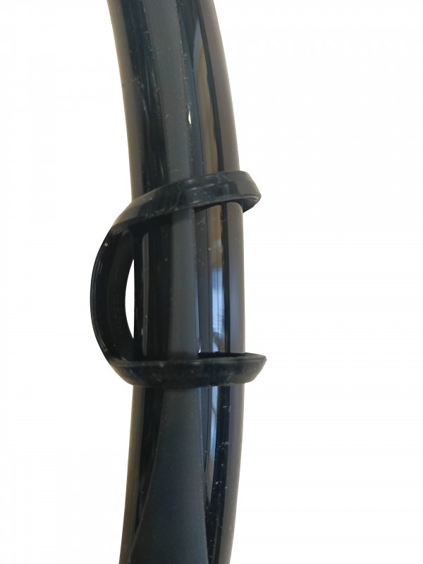 Трубка крепится к маске с помощью силиконового держателя-восьмерки.