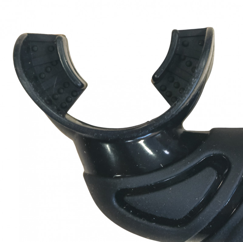 Эргономичный загубник изготовлен из мягкого гипоаллергенного силикона, идеально повторяет форму челюсти и не вызывает усталости при длительном использовании.