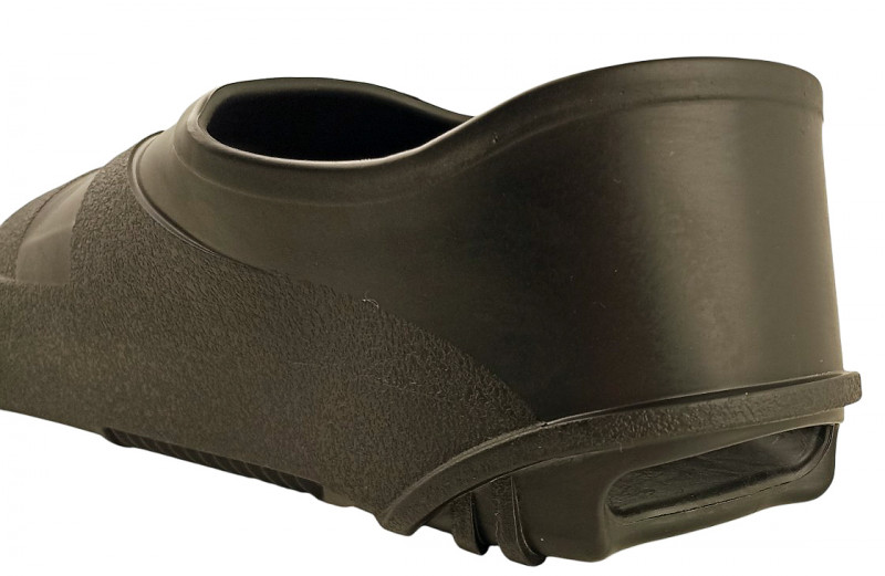 Вырез в пяточной части делает более эластичным задник колоши.