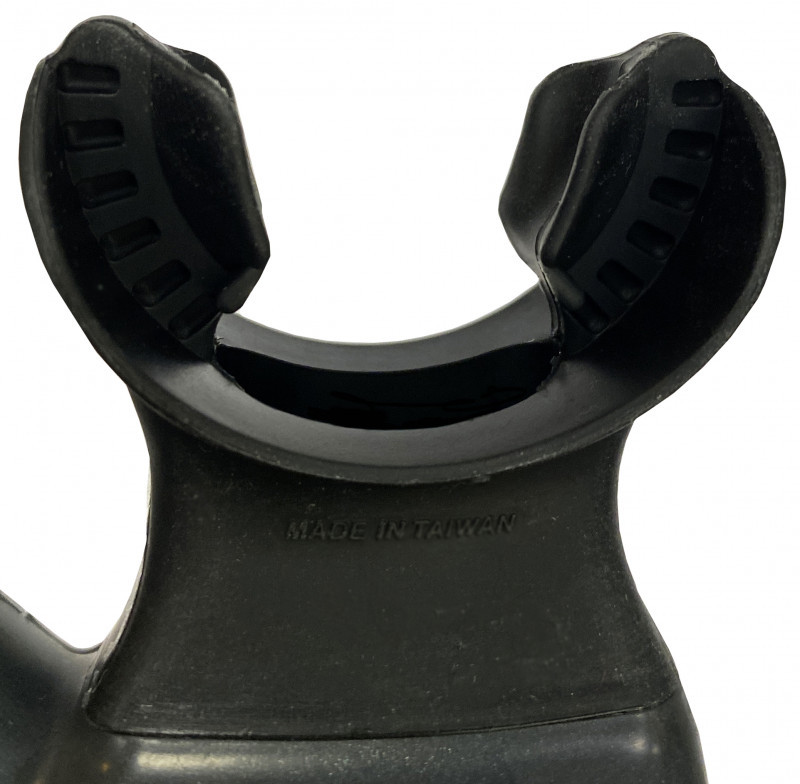 Прочный силиконовый орто-загубник снижает усталость челюстных мышц. Анатомический изгиб для идеального положения при сноркелинге.