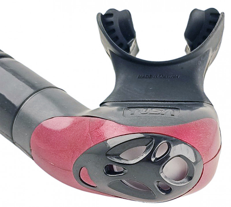 Расположенный под углом дренажный клапан устраняет эффект бульканья остаточной воды при дыхании и отводит пузырьки воздуха от лица. Он позволяет легко и быстро удалять воду из трубки небольшим выдохом.