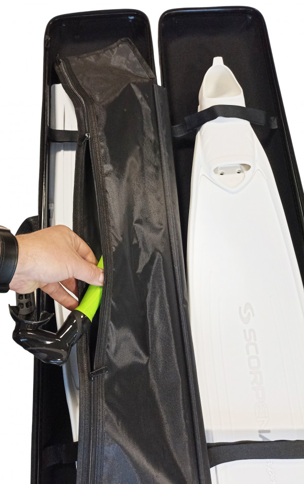 Внутри чехла имеется дополнительный карман на молнии для нужных мелочей.