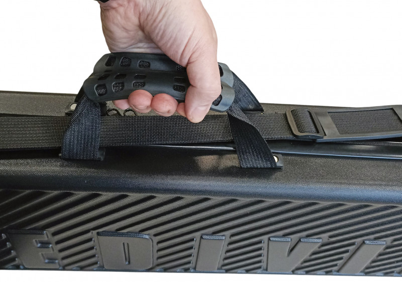 Объемная прочная ручка с резиновой накладкой для удобной переноски.