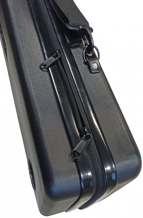 Усиленная молния с двумя бегунками на центральном отделении гарантирует сохранность ласт и долговечность эксплуатации.