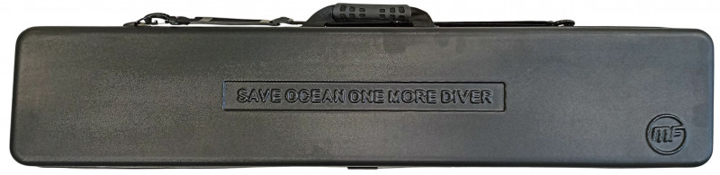 На обратной стороне чехла надпись «SAVE OCEAN ONE MORE DIVER» означающая «СПАСИТЕ ОКЕАН ЕЩЕ ОДНИМ ДАЙВЕРОМ».