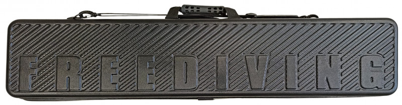 На лицевой стороне чехла надпись «FREEDIVING».