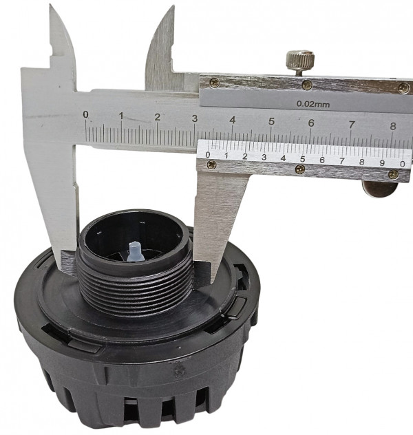 Внешний диаметр вкручиваемой резьбы - примерно 3.4см, то есть отверстие на костюме должно быть не меньше.
