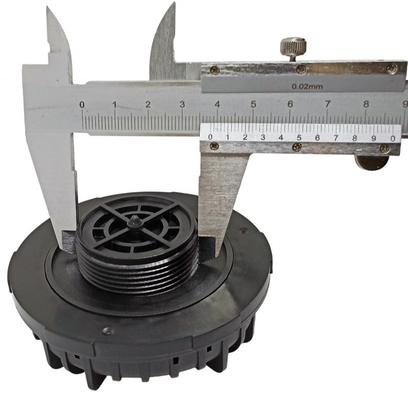 Диаметр вкручиваемой резьбы - примерно 3.8см, то есть отверстие на вашем костюме должно быть не меньше.