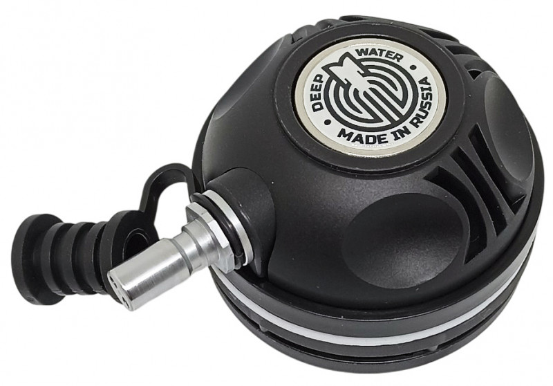 Первый профессиональный клапан поддува сухого ГК российского производства, от компании DEEP WATER. Предназначен для контролируемой подачи воздуха из баллона в подкостюмное пространство, что позволяет компенсировать обжатие при спуске на глубину.