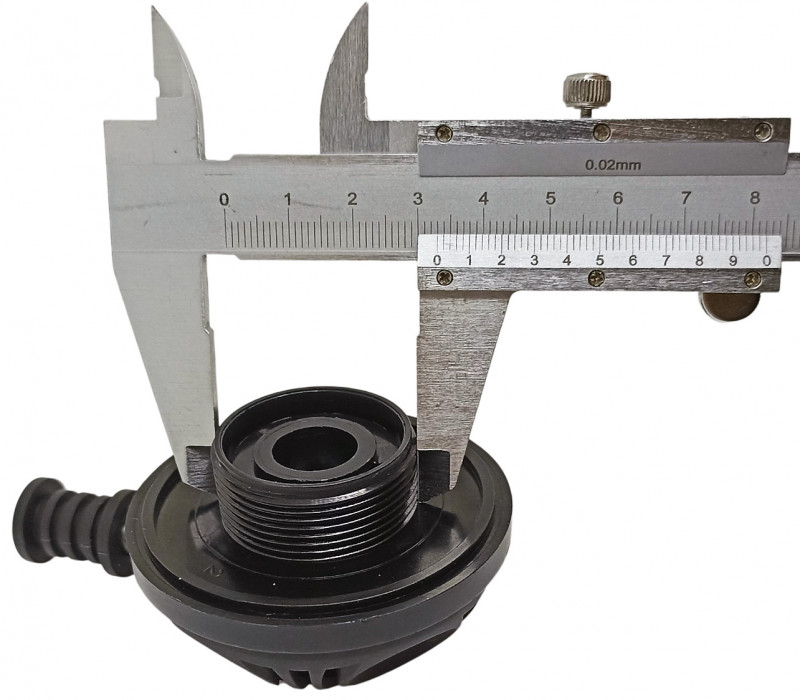 Внешний диаметр резьбы - около 3.3см, то есть отверстие на вашем костюме должно быть не меньшего размера, чтобы клапан туда вставился.
