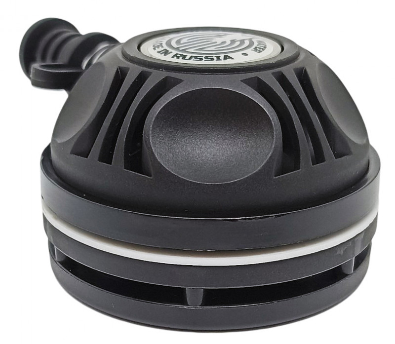 Кнопка клапана не выходит за пределы корпуса, таким образом, снижается вероятность случайного нажатия элементами снаряжения.