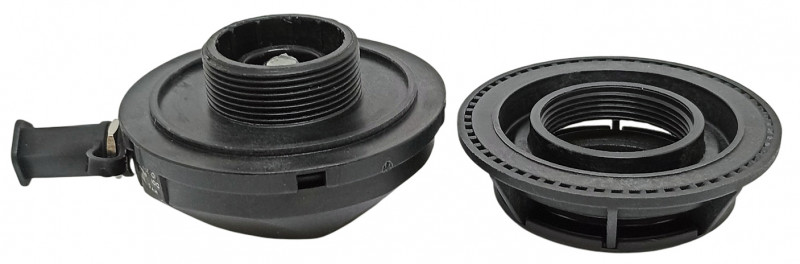 Скручиваются по резьбе через специальное отверстие в районе груди на гидрокостюме.