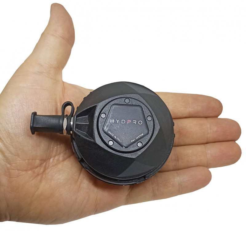 Клапан может вращаться на 360 градусов, что позволяет выбрать оптимальную трассировку шлангов для различных конфигураций снаряжения.