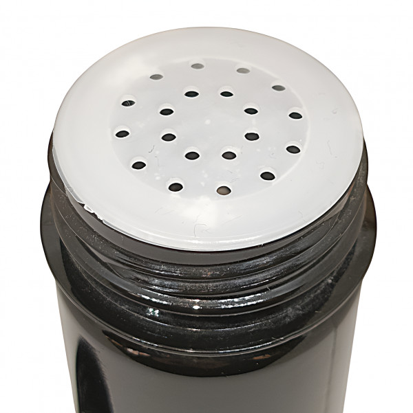 Флакон оснащен отверстиями для дозированного распределения талька по манжетам вашего гидрокостюма.