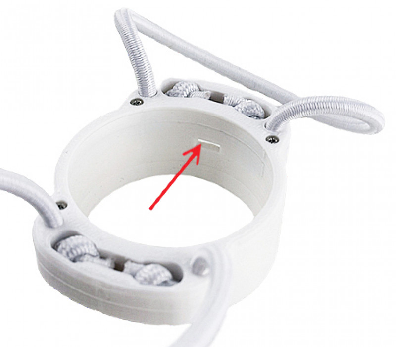 Прибор фиксируется в держателе с помощью защелки сбоку в корпусе.