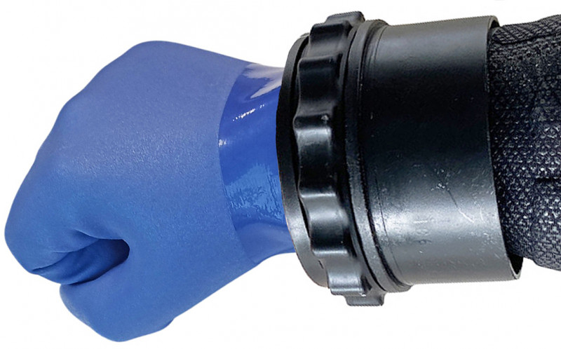 Устанавливаются на сухой костюм с помощью выбранной вами системы специальных колец (приобретается отдельно).