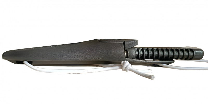 Резинка легко просовывается сквозь стандартное отверстие для ремешка в ножнах вашего инструмента.