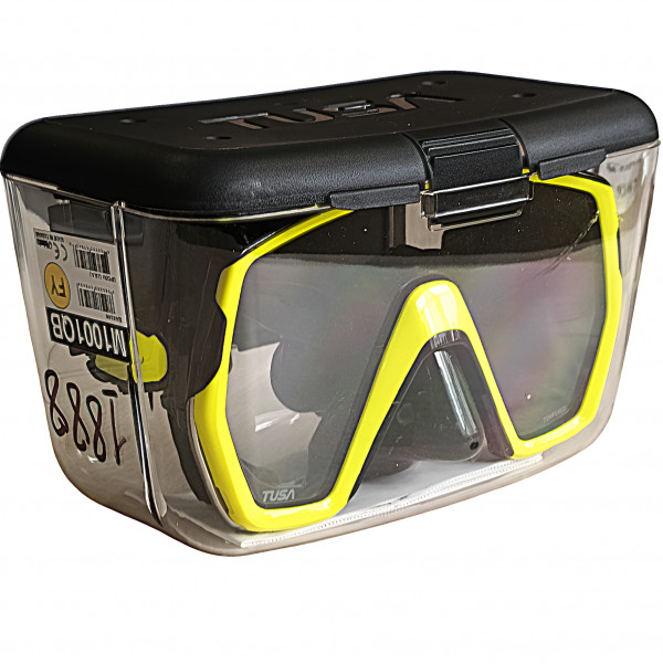 Фирменный бокс для хранения и транспортировки маски в комплекте.