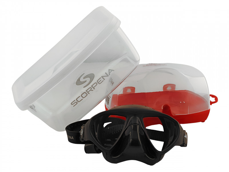 В комплекте идет удобный фирменный пластиковый бокс - идеальное решение для безопасного хранения и удобной транспортировки вашей маски. Модель бокса может различаться в зависимости от партии поставки.